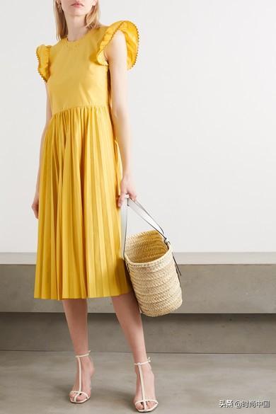 黄色系长裙大赏丨穿上淡黄的长裙一个人在家里开狂欢的party