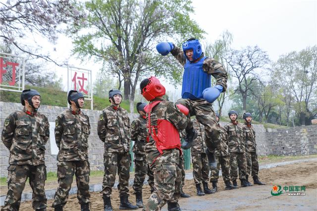 练兵丨直击武警兵哥搏击现场，太震撼了休闲区蓝鸢梦想 - Www.slyday.coM