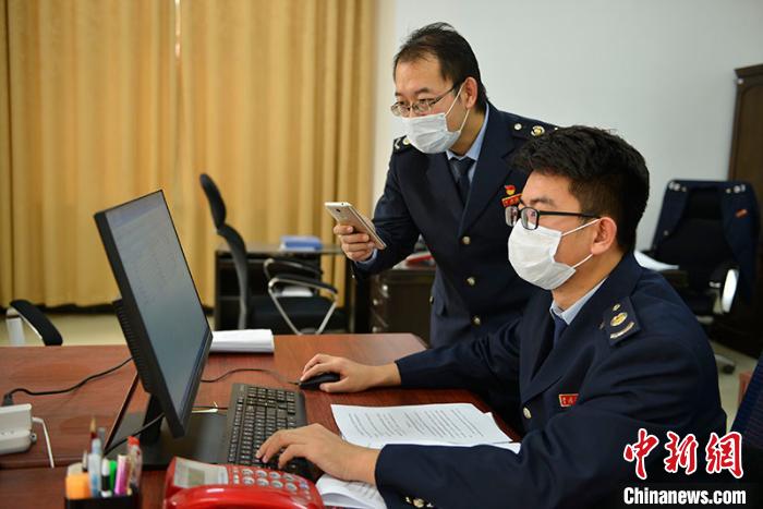 税务局工作人员在网上办理"非接触办税"业务.