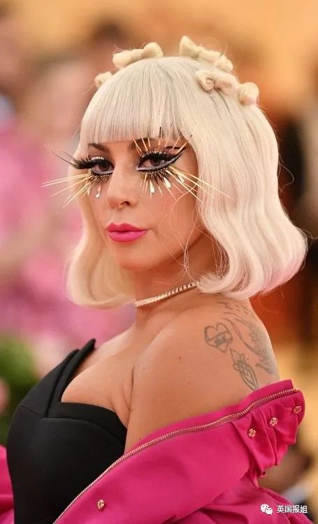 巨星lady gaga:拿下450多个奖项,却饱受各种折磨