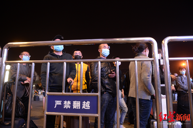 ▲武昌火车站前广场，等待“解封”后第一时间出城的市民
