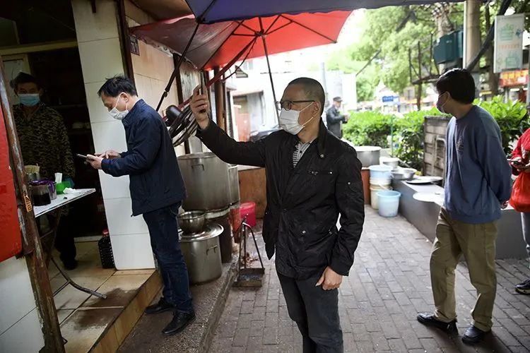 一位上班族在早餐店前扫码支付。新京报记者 郑新洽 摄
