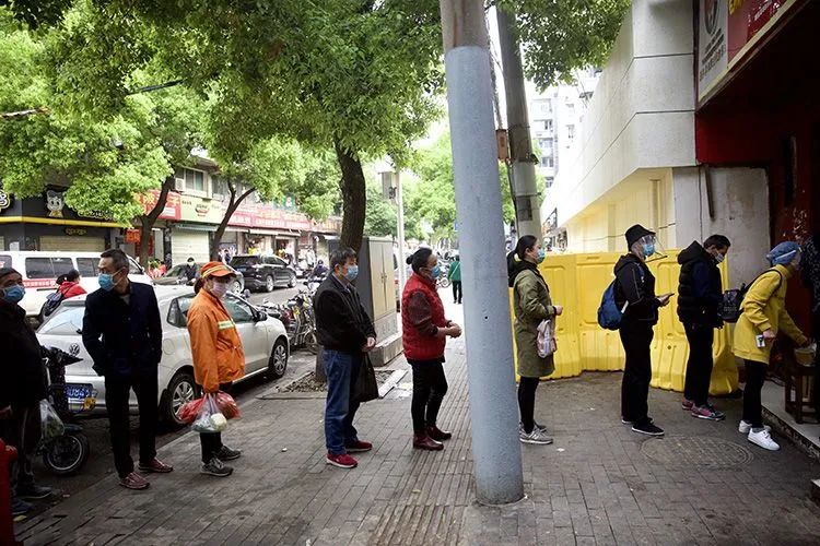  武汉一家早餐店前，市民保持距离排起长队。新京报记者 郑新洽 摄