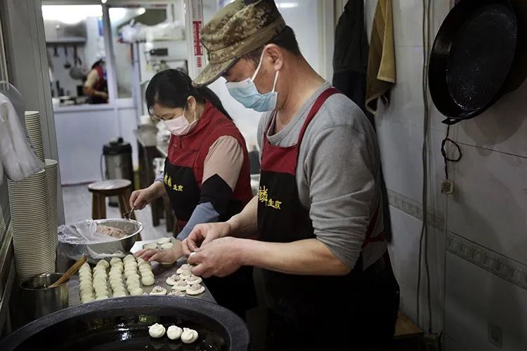  一家早餐店正在制作生剪包。新京报记者 郑新洽 摄