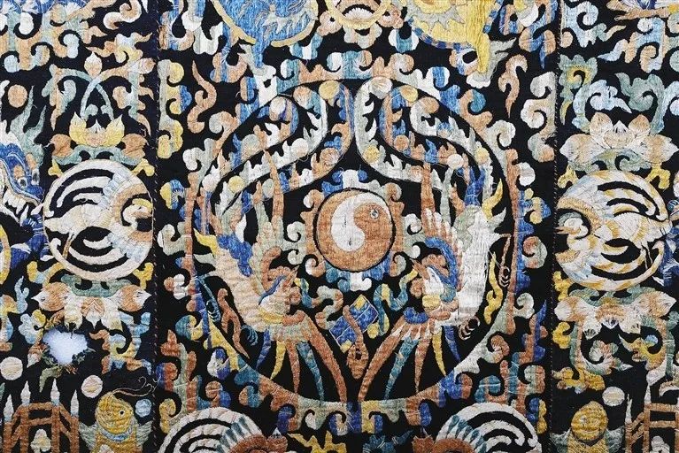 海南非遗黎族龙被复制成功5名织女一针一线绣了近10个月