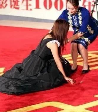 走金鸡奖红毯连摔三次;她们刚出道那会儿,何洁的存在感甚至一度超过