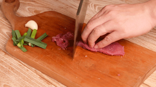 上高中时我家厨房就有把贾字刀,我妈每天用它切菜,剁肉,到现在也已经