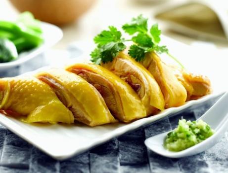 做白切鸡下锅煮还是蒸?粤菜大厨分享正确做法,鸡肉嫩滑还弹牙