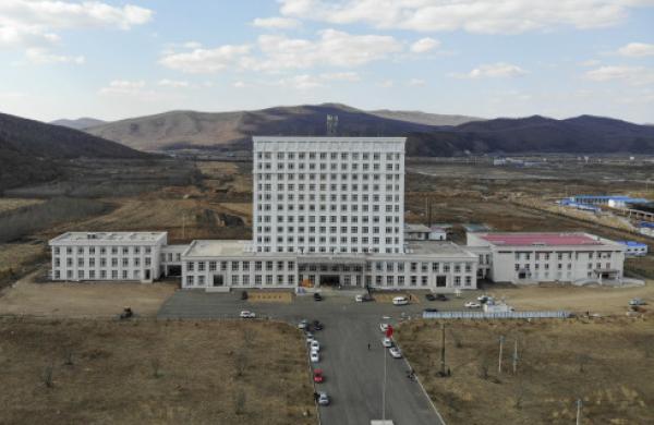 这是4月10日在黑龙江省绥芬河市拍摄的由办公楼改建的方舱医院(无人机照片)。新华社 图