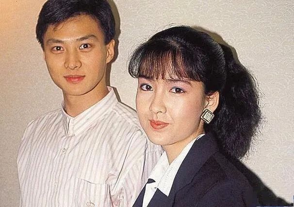 2006年,倪震买鲜花赠女星陈颖妍,当记者把那张"男友捧花照"拿给周慧敏