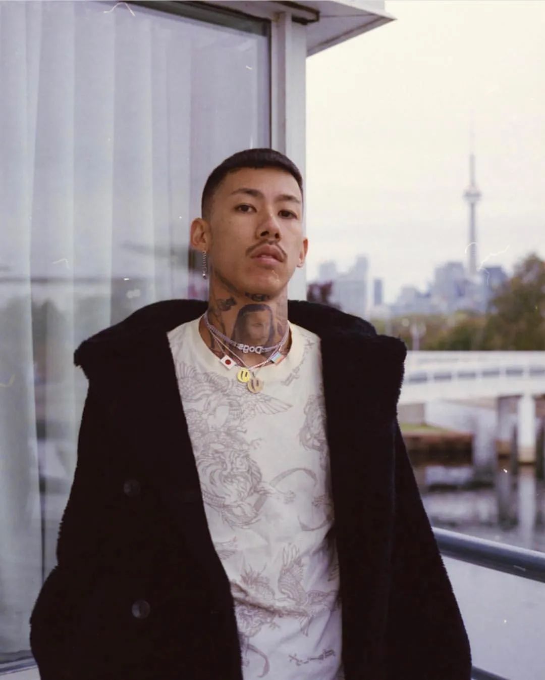 壁纸| 这个日本rapper,有人认识吗?