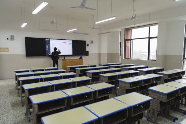 老师在空空荡荡教室里慷慨激昂讲课久违学生发来一串弹幕老师好