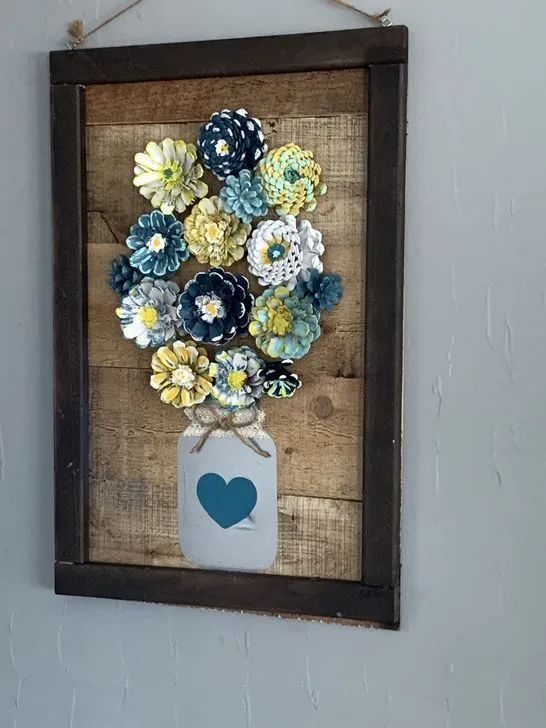 串起来变成花环门挂装饰这就去捡一堆的松果来好好装扮自己的家!