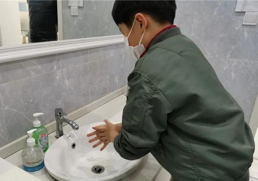 把洗手当游戏,6岁男孩双手长了"疙瘩手套"!关于洗手消毒,皮肤科医生提