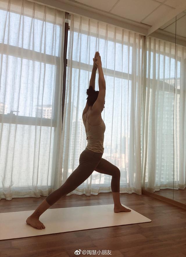 陶慧的瑜伽体式练得很棒,单腿轮式特别标准,这样锻炼早晚都会瘦