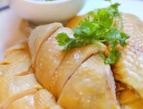 做白切鸡下锅煮还是蒸?粤菜大厨分享正确做法,鸡肉嫩滑还弹牙