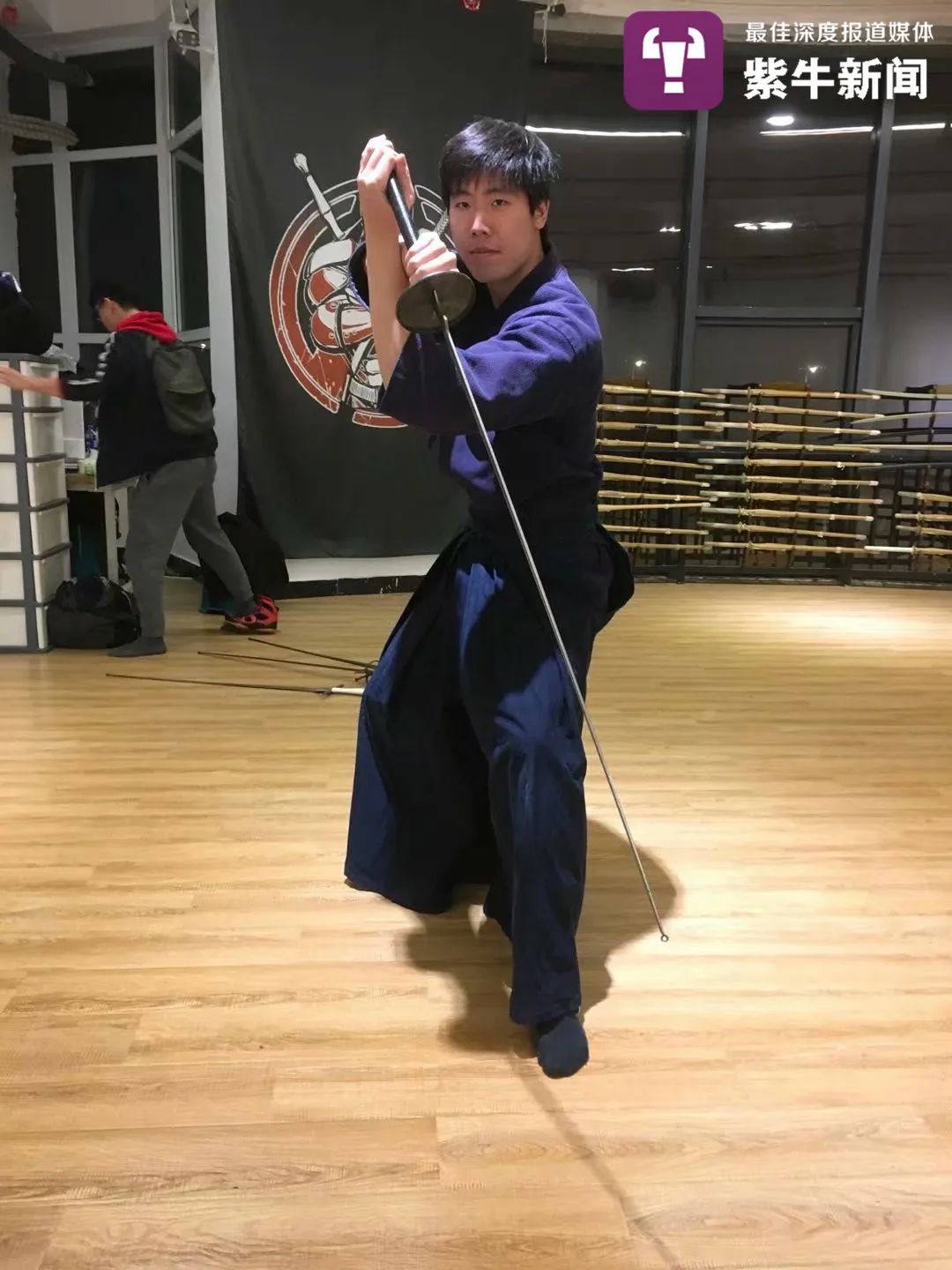 援鄂女护士回家得到"剑阵"欢迎,来认识下南京"剑道男神"吧