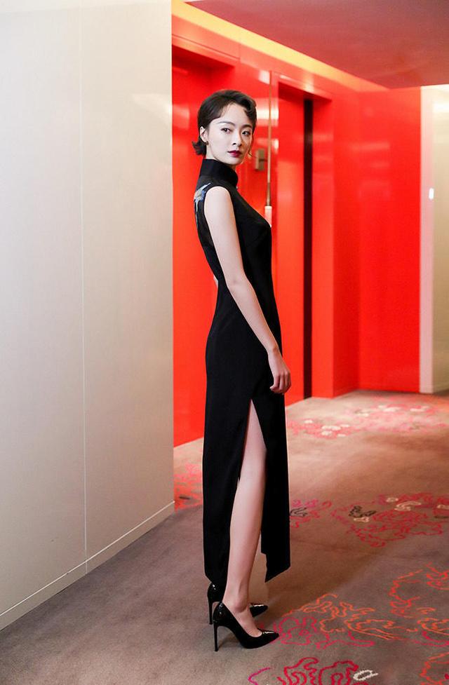 孙铱穿上旗袍气质更惊艳!配微卷短发超有质感,轻松美成焦点