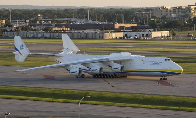 目前使用的运输机除了普通的货机之外,还有a330mrtt多用途空中加油机