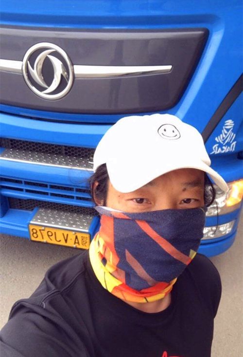 由于自己在外跑货,关师傅就只能用自拍的形式来记录点点滴滴.