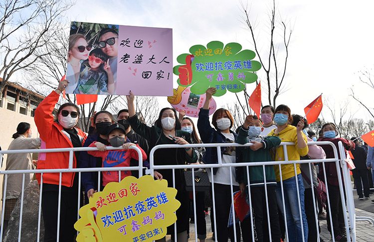 欢迎回家2/10新京报记者 郑新洽 摄2020年4月6日,北京大学人民医院