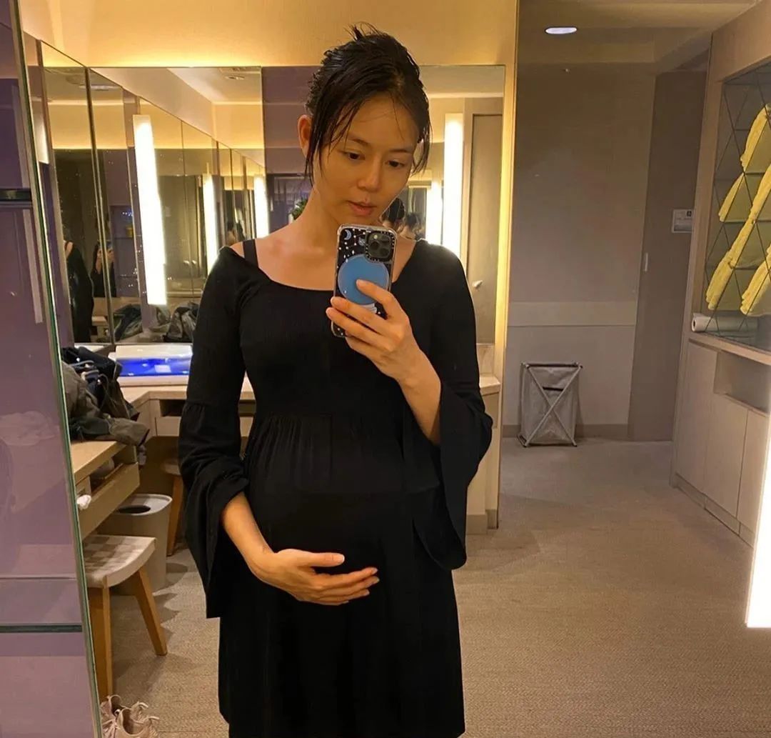 恭喜36岁台湾女演员最美士官长二胎出生美女主播妹妹陪产引关注