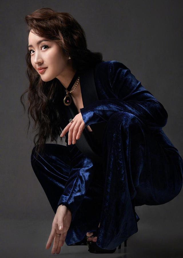 48岁杨钰莹只因烫了羊毛卷,穿丝绒连体裤气场全开,时尚又减龄