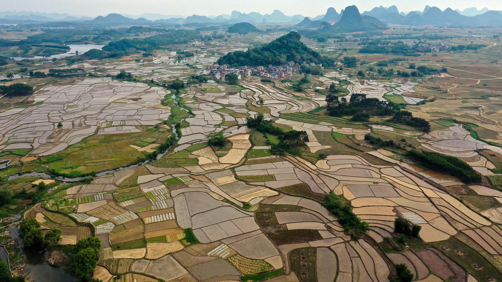 这是4月13日拍摄的广西柳州融安县潭头乡风光(无人机照片).