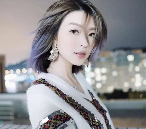 31岁香港著名女歌手认与富二代音乐才子分手 崩溃痛哭|连诗雅|女歌手