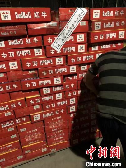 图为查获的假“红牛”。 中新社发 玉环市市场监管局供图