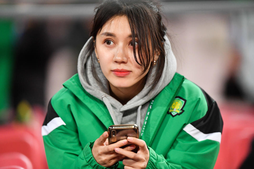 国安美女球迷图集:巧笑倩兮惹人心动