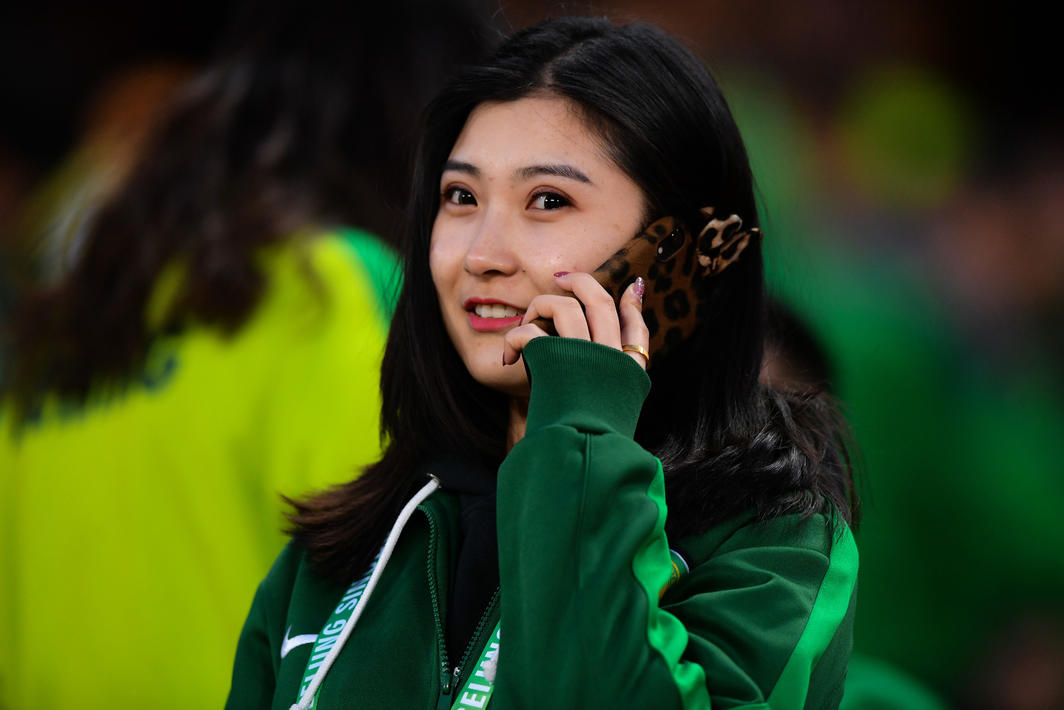 国安美女球迷图集:巧笑倩兮惹人心动