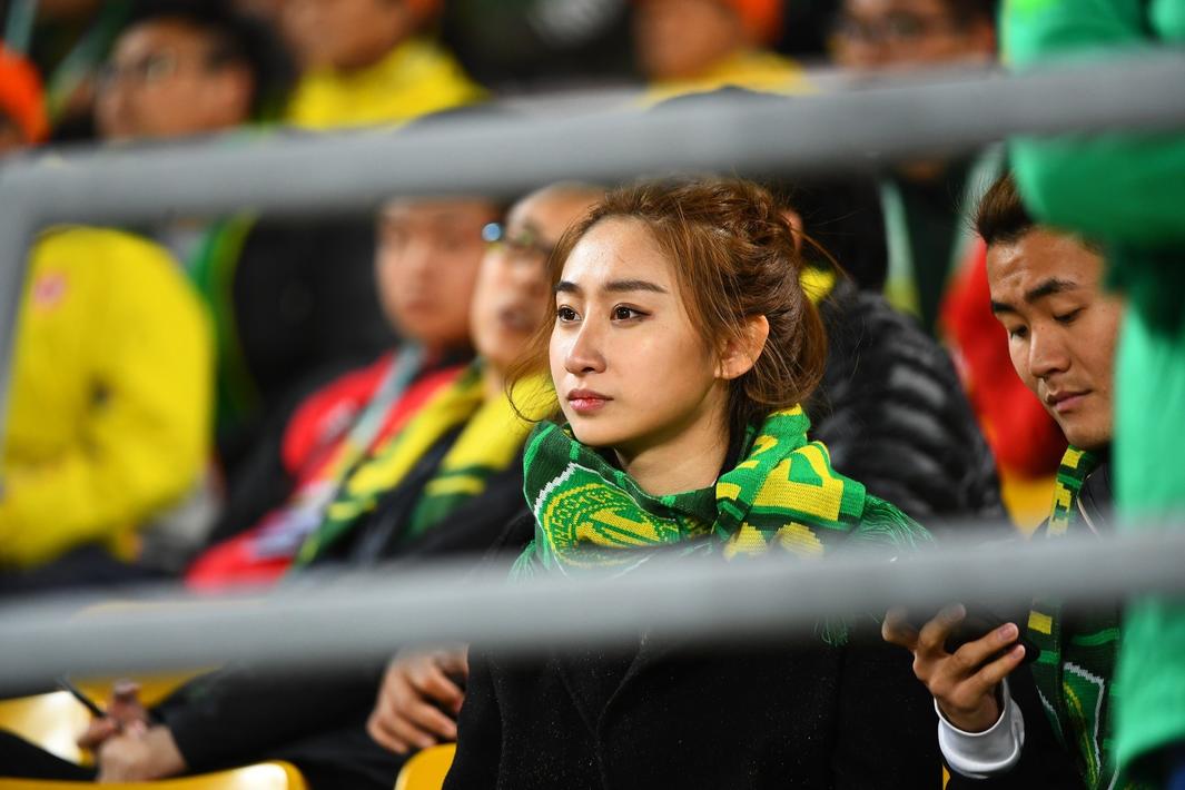 国安美女球迷图集:巧笑倩兮惹人心动