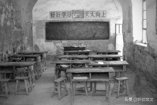 青石板,破木板,旧课桌,办公桌,那些一路陪伴走来的桌子们