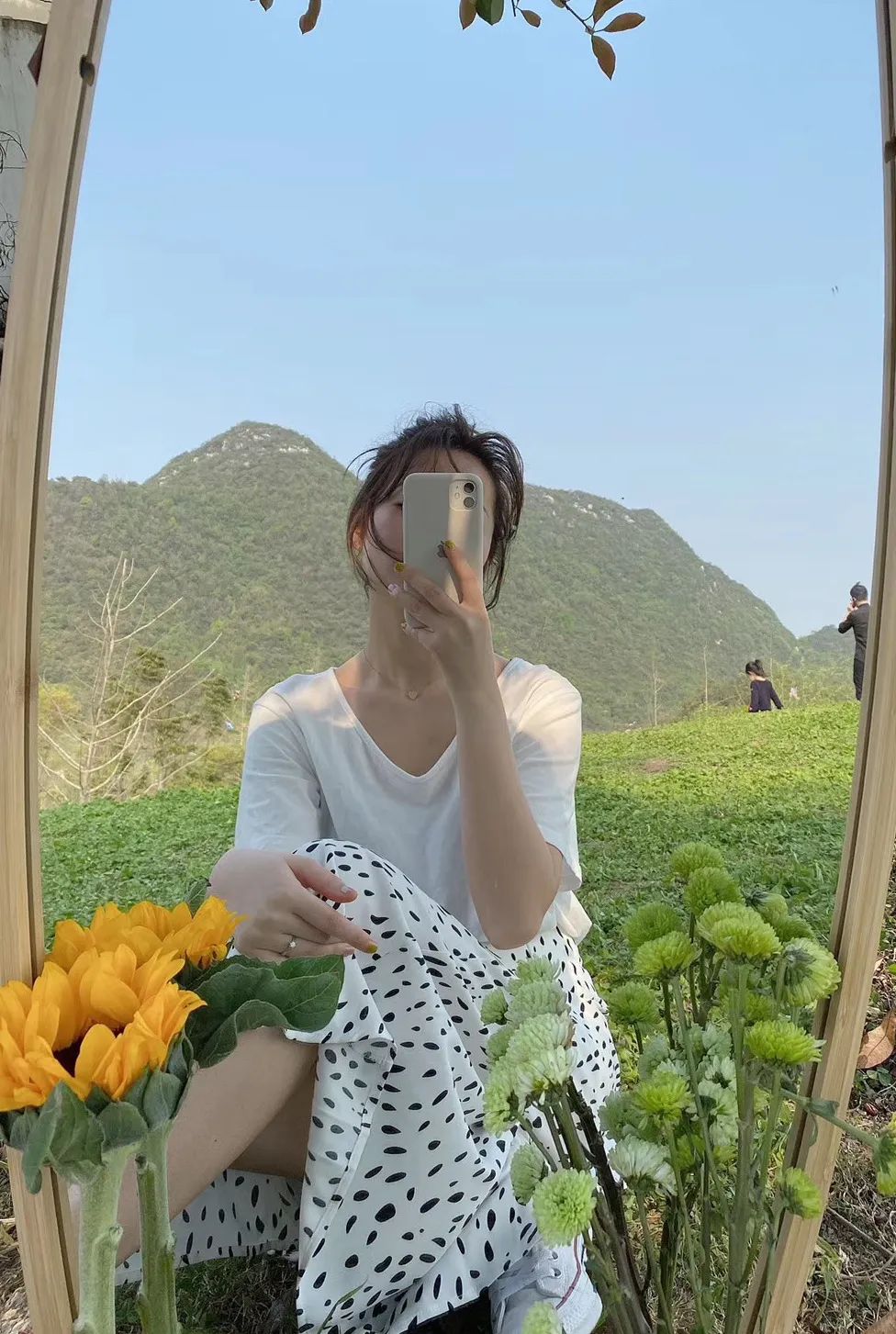 为什么全网最近都流行扛着镜子出门拍照哇