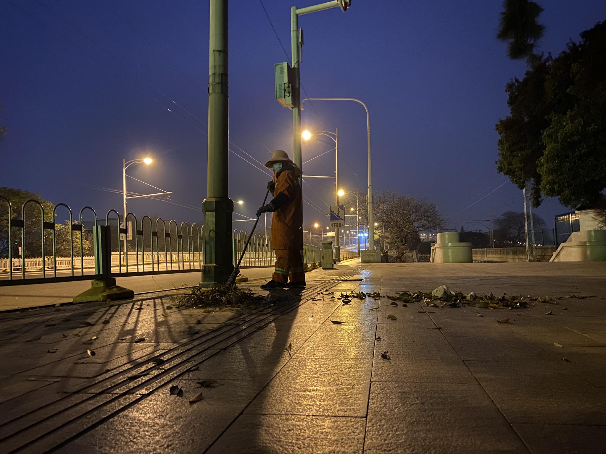 马路夜景实拍扫街图片