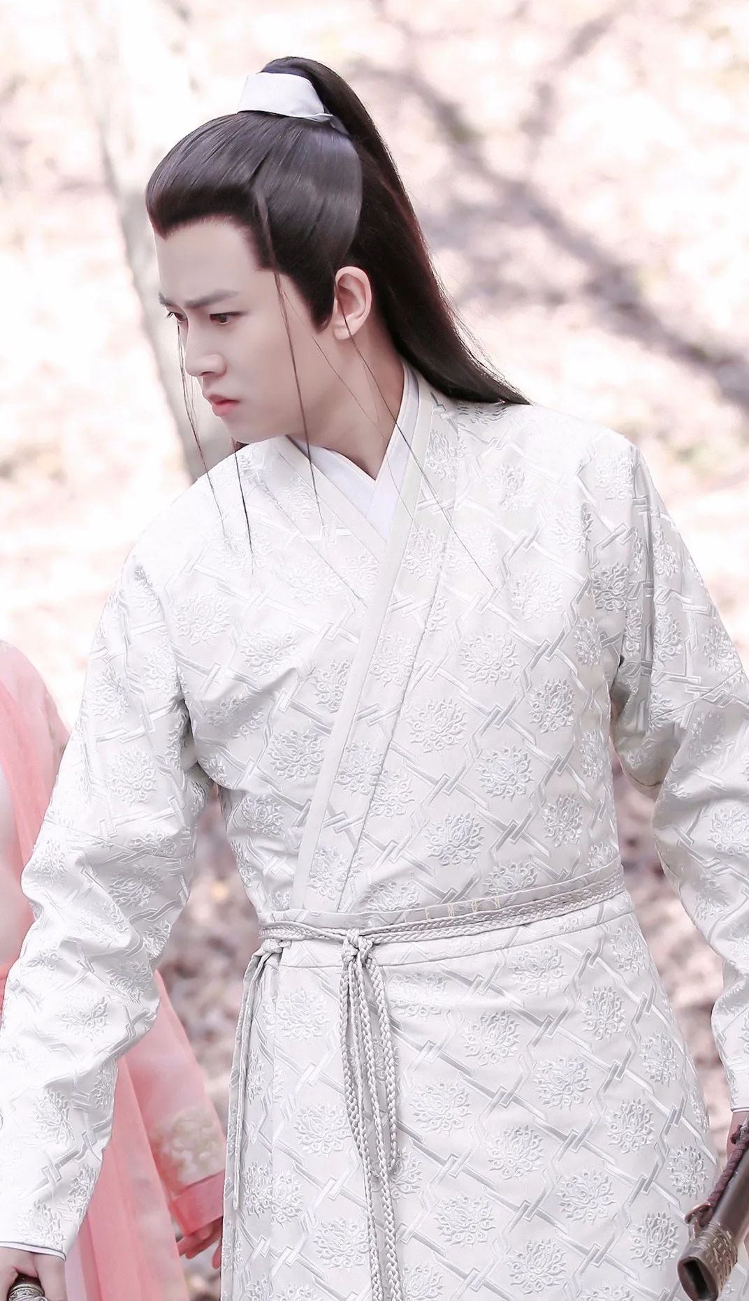 看他的电视剧代入感都特别的强,陆绎一角有着多套白衣造型,有的简洁