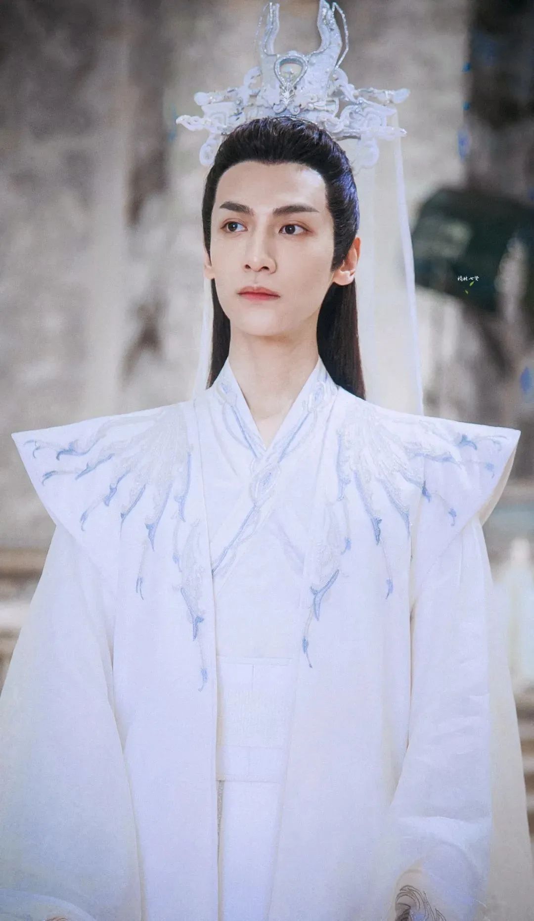 赋予了角色以非凡气质这张动图更被称作是罗云熙古装出圈图,虽着白衣