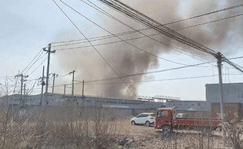 通州张家湾废品回收厂着火, 浓烟滚滚,无人员伤亡