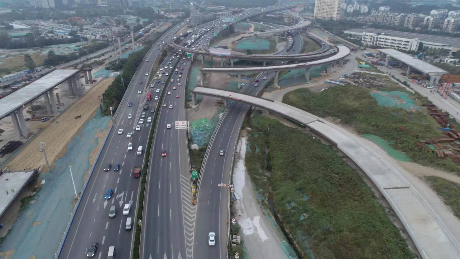 加快城市三环,孟北路等园博园对外通道配套工程建设,深化南京城市新城