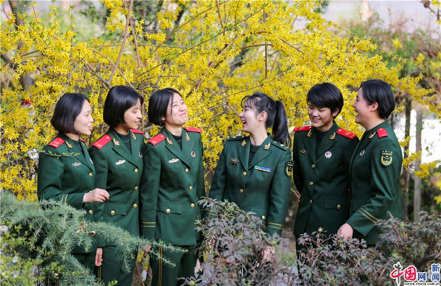 春意盎然,兵姐姐们在花丛中赏美景,闻花香,留合影