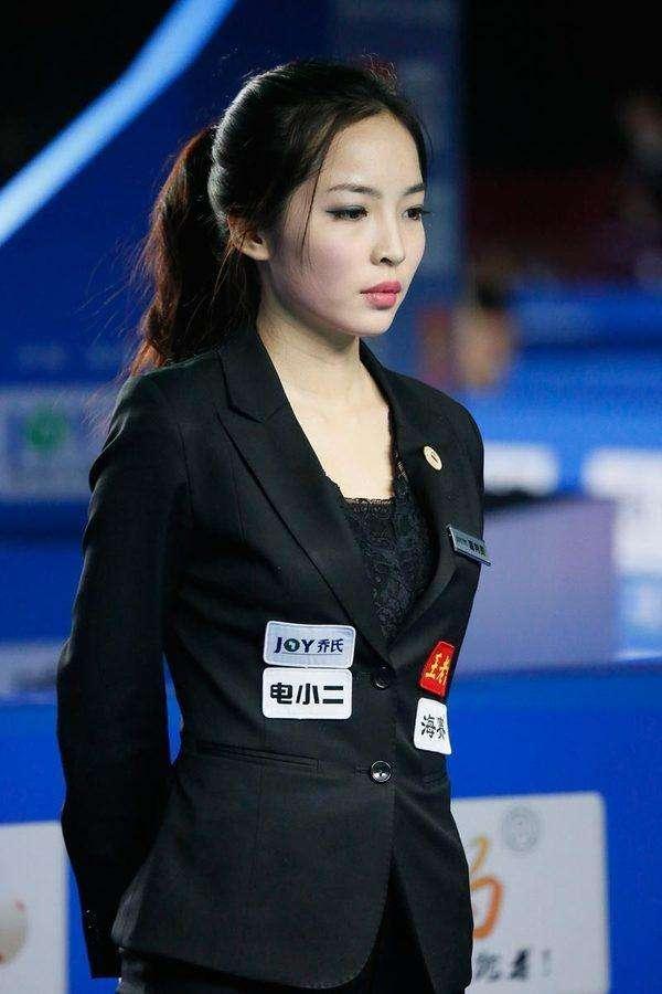她是中国最美台球女裁判,颜值不输潘晓婷,喜欢直播和网友互动