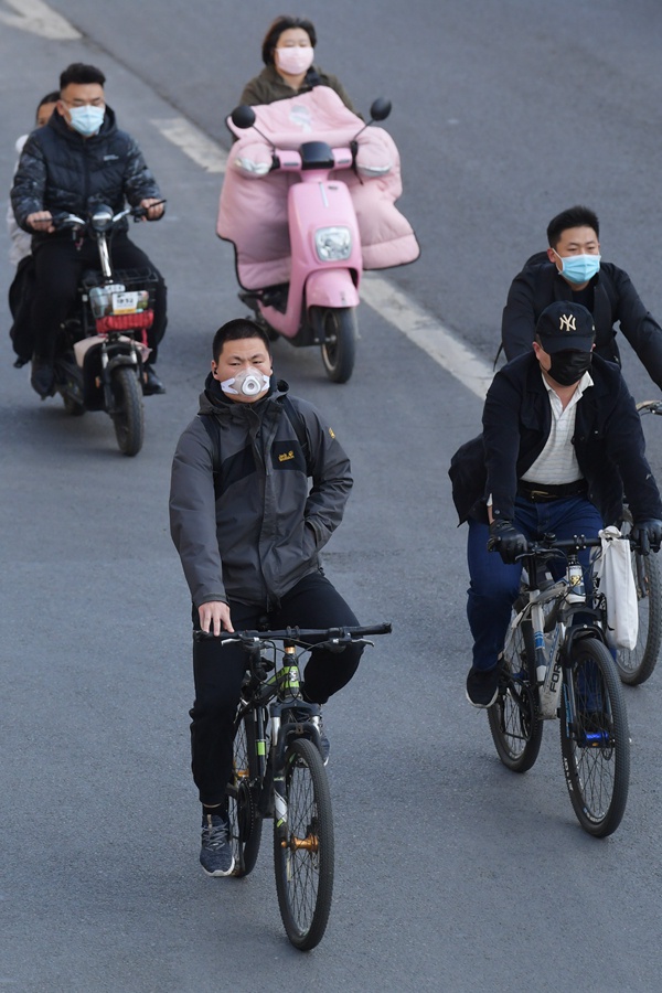 原标题:北京:疫情期间市民戴口罩骑行上班 中国日报4月13日电(记者 魏