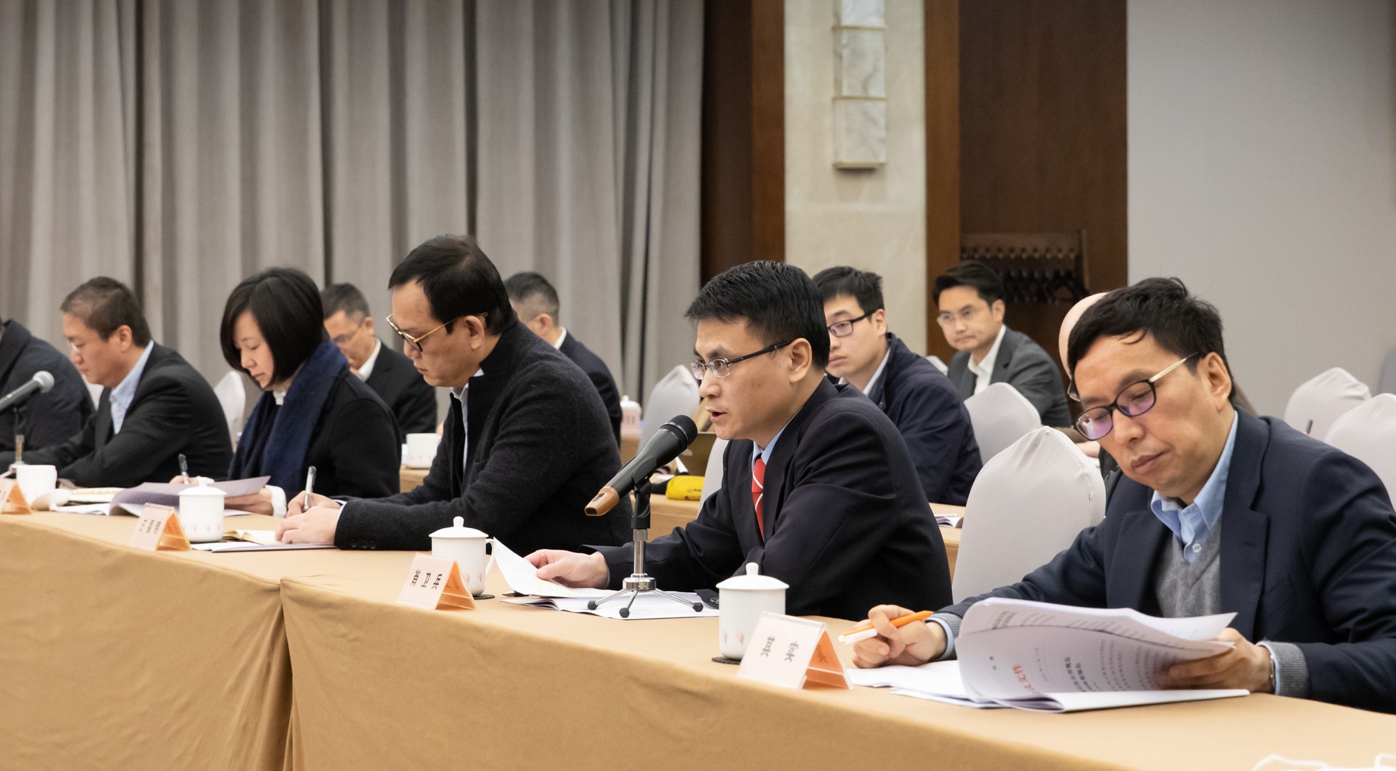 主任陈亚萍,上海新的社会阶层人士联谊会副会长王福明结合关心的问题