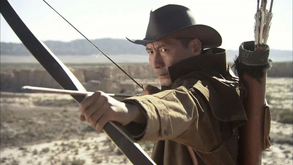 燕双鹰(张子健 饰)是黑戈壁第一号传奇英雄,"半人半神,神枪第一",冷