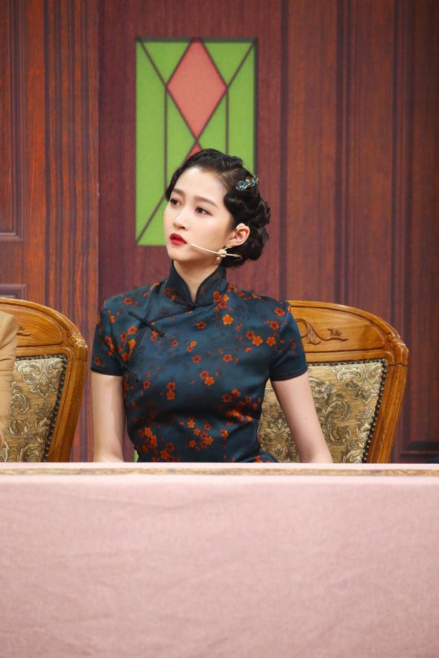 关晓彤旗袍造型 波浪卷发明艳动人