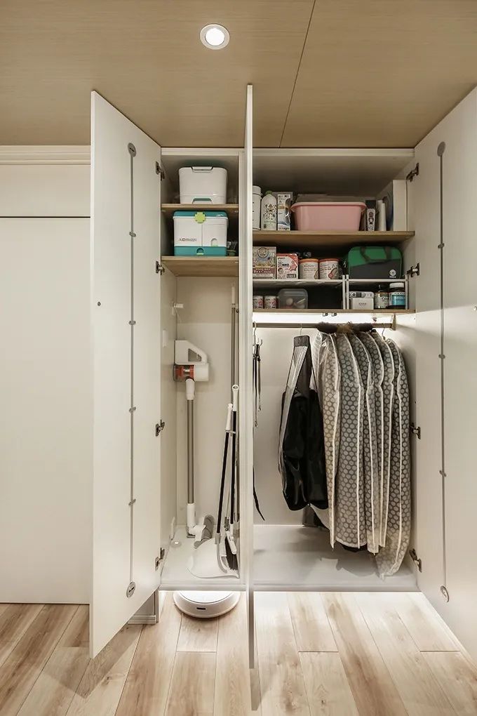 家政间临近卫浴间,洗澡换下的脏衣能直接在家政间清洗,不怕衣服堆成山