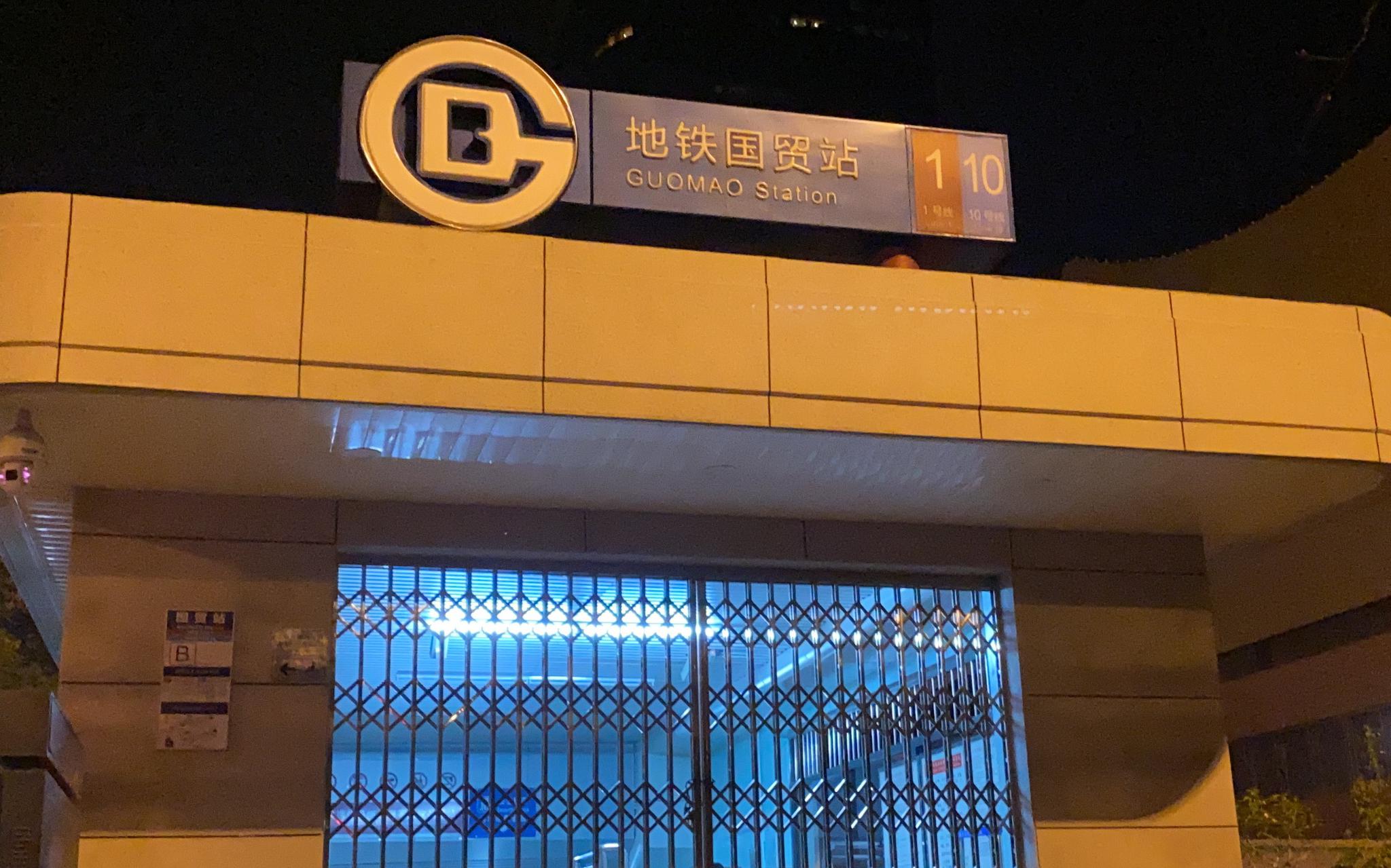 国贸地铁站外女子遭拖拽,第一名施救者是练过拳击的女孩