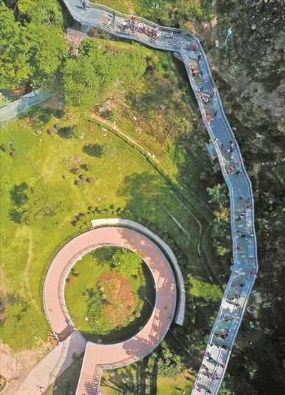 被称为广州首条"空中步道"的云道试验段,即白云山麓湖越秀山连通工程
