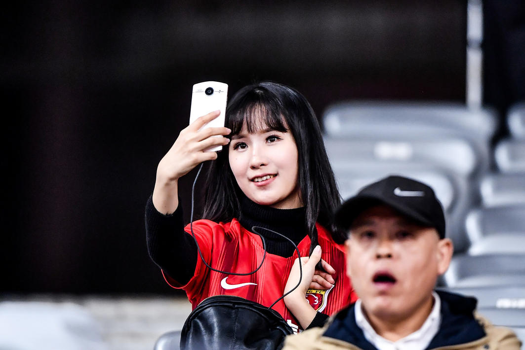 上海上港美女球迷集,红色风暴惹人怜